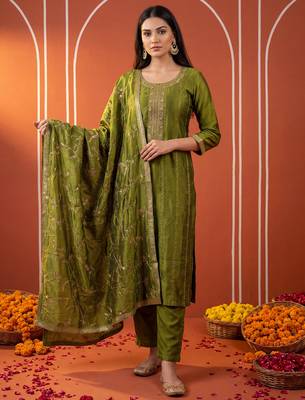 Green silk blend embroidered kurta trouser dupatta set 4
