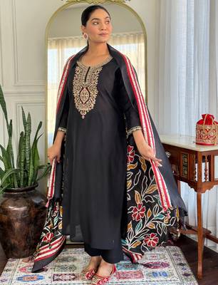 Black silk blend embroidered kurta trouser dupatta set 4