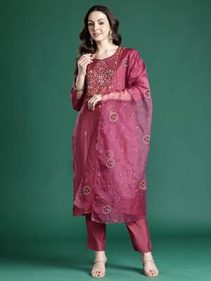 Pink silk blend embroidered kurta trouser dupatta set 4