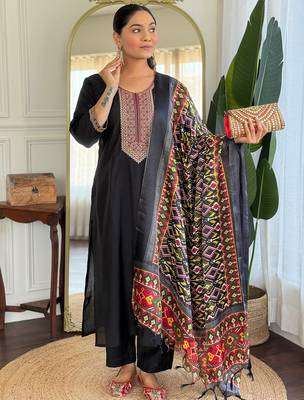 Black silk blend embroidered kurta trouser dupatta set 4