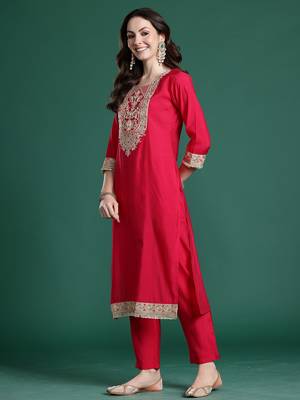 Pink silk blend printed kurta trouser dupatta set 3