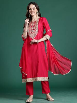 Pink silk blend printed kurta trouser dupatta set 4