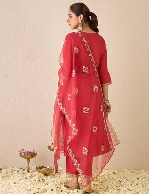 Red silk blend embroidered kurta trouser dupatta set 2