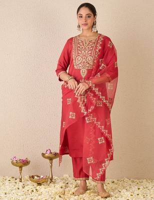 Red silk blend embroidered kurta trouser dupatta set 3