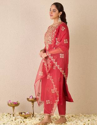 Red silk blend embroidered kurta trouser dupatta set 4