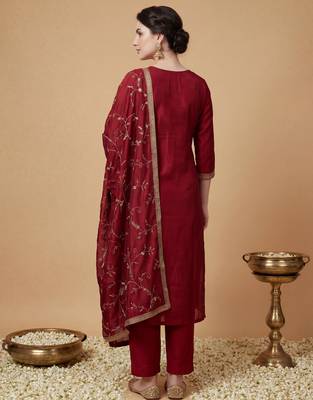 Maroon silk blend embroidered kurta trouser dupatta set 2