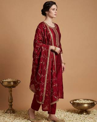Maroon silk blend embroidered kurta trouser dupatta set 3