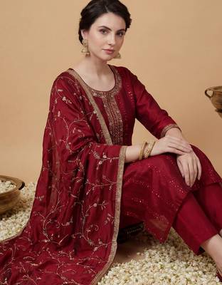 Maroon silk blend embroidered kurta trouser dupatta set 4