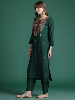 Green silk blend embroidered kurta trouser dupatta set 3