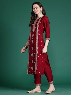 Maroon silk blend embroidered kurta trouser dupatta set 3