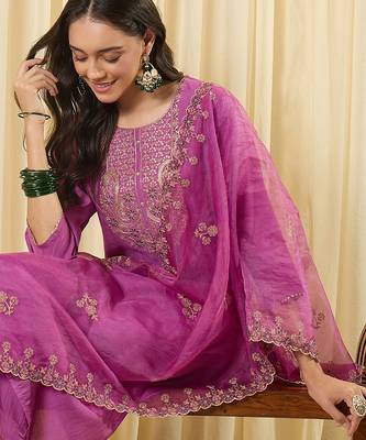 Lavender silk blend embroidered kurta trouser dupatta set 1