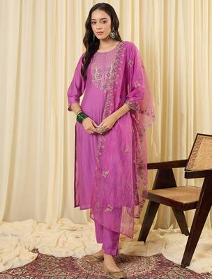Lavender silk blend embroidered kurta trouser dupatta set 4