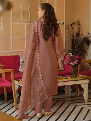 Mauve silk blend embroidered kurta trouser dupatta set 2
