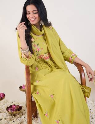 Green silk blend embroidered kurta trouser dupatta set 2