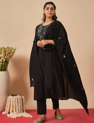 Black silk blend embroidered kurta trouser dupatta set 4