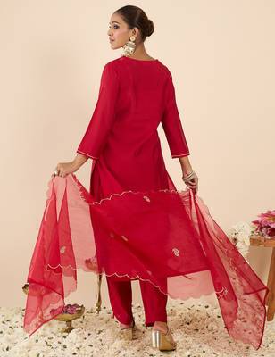 Pink silk blend embroidered kurta trouser dupatta set 3