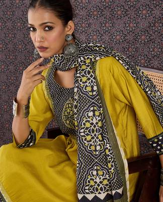 Green pure cotton printed kurta trouser dupatta set 1