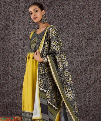 Green pure cotton printed kurta trouser dupatta set 3
