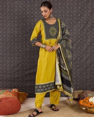 Green pure cotton printed kurta trouser dupatta set 4
