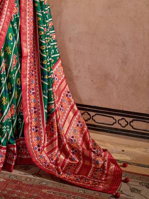 Green ethnic motifs zari patola saree 5