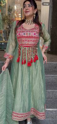 Green silk blend embroidered flared gown set 3