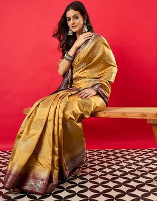 cream woven design zari banarasi saree 4