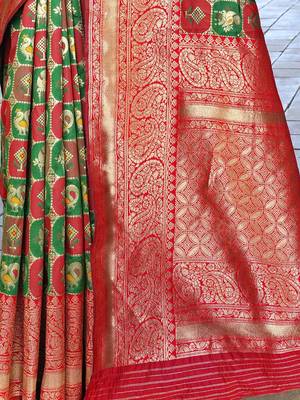 Green woven design zari silk blend kanjeevaram saree 5