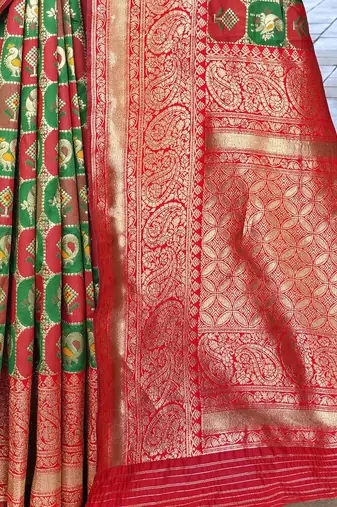 Green woven design zari silk blend kanjeevaram saree