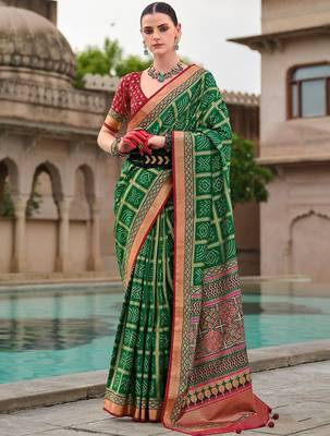 Green bandhani woven design zari  bandhani celebrity saree 1