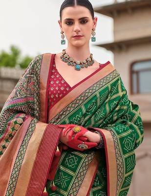 Green bandhani woven design zari  bandhani celebrity saree 2