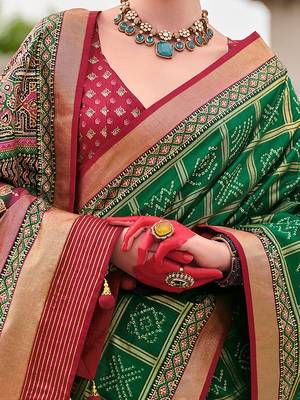 Green bandhani woven design zari  bandhani celebrity saree 4