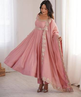 Pink silk blend embroidered flared gown set 3