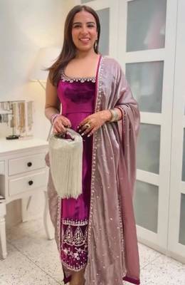 Dark-magenta velvet embroidered kurta set 3