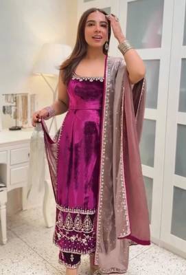 Dark-magenta velvet embroidered kurta set 5
