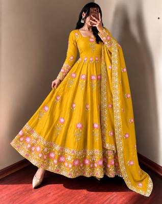 Yellow silk blend embroidered flared gown set 3