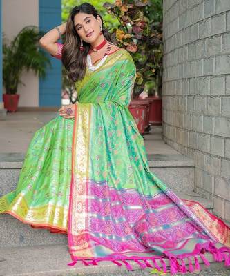 green woven design floral zari kanjeevaram silk blend saree 3