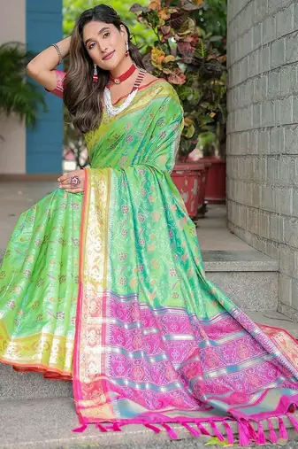 green woven design floral zari kanjeevaram silk blend saree