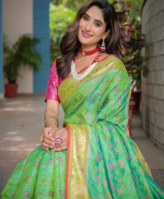green woven design floral zari kanjeevaram silk blend saree 4