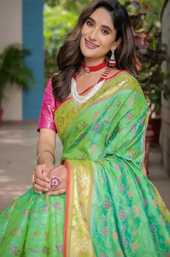 green woven design floral zari kanjeevaram silk blend saree