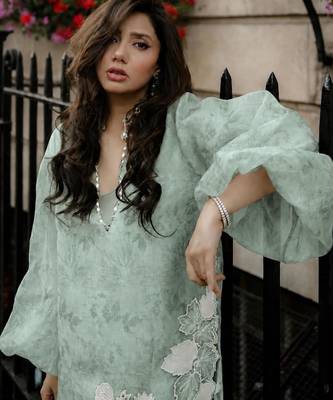 Green silk blend embroidered kurta set 2