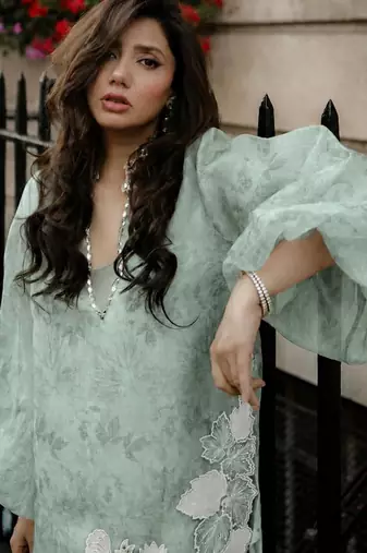 Green silk blend embroidered kurta set