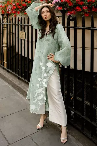 Green silk blend embroidered kurta set