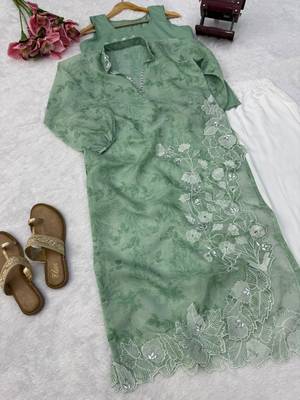Green silk blend embroidered kurta set 3