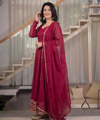 Red silk blend embroidered flared gown set 3