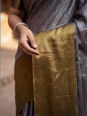 Grey woven design tissue kasavu saree 5