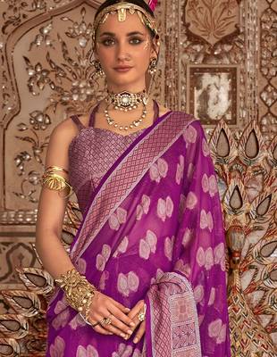 magenta woven design zari saree with blouse piece 3