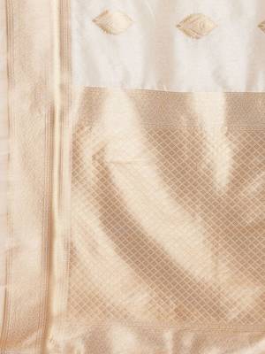cream woven design zari banarasi silk blend saree 5