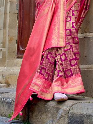 Magenta woven design jaali silk blend banarasi saree 4
