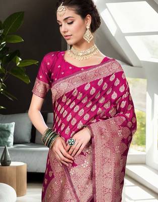 magenta woven design zari organza banarasi saree 4