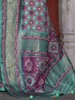 burgundy & blue geometric woven design zari banarasi silk blend saree 4